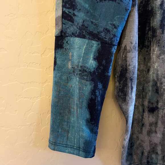 LuLaRoe Teal Print Dolman Sleeve Top - Picture 7 of 13